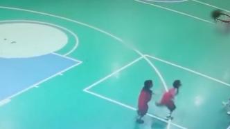 幼儿园小朋友打篮球，“神走位”完美命中