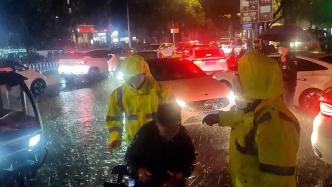 突现大风降雨，民警喊市民到警务方舱躲雨