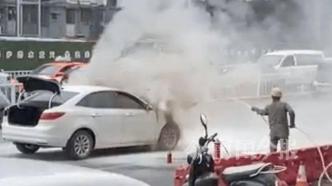 柳州一小车行驶中自燃，热心市民和工友帮忙灭火