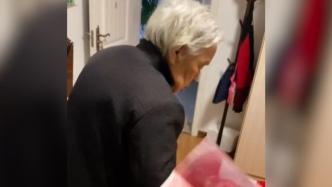 90岁外婆给44岁外孙塞零花钱，被拒绝还满脸“嫌弃”