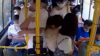 暖心帧丨公交上女乘客晕倒头部受伤，众人合力助她就医