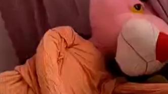 粉红豹“穿上”宝妈衣服，代替妈妈哄娃睡觉