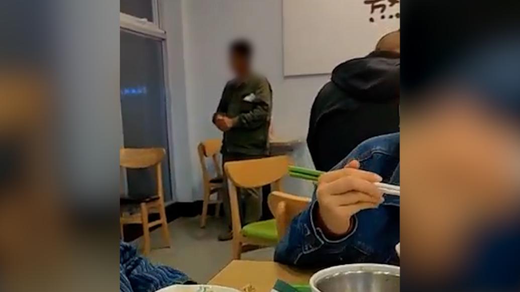 老人站在店内避寒，陌生女子偷偷为其点餐：想到了自己父亲