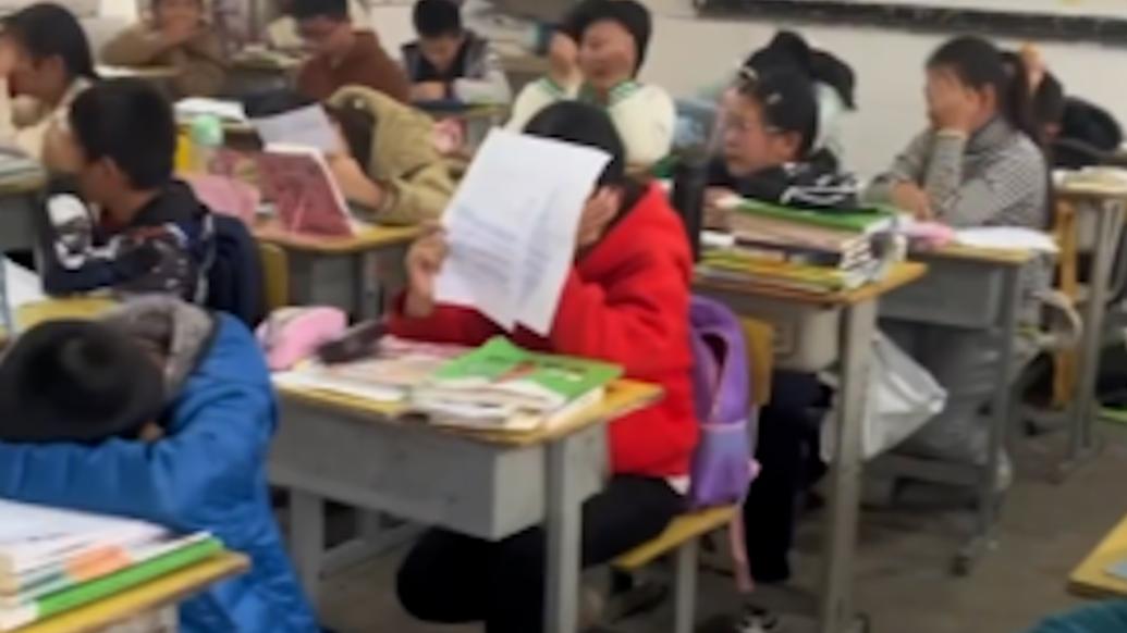 班主任换班学生们哭成一片，老师临别嘱咐字字珠玑