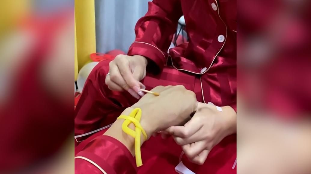 新婚之夜新娘給新郎打點滴,新郎:妻子是護士,很有紀念意義