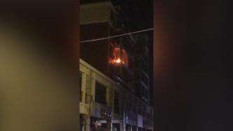 4楼阳台凌晨燃起大火，对面店主提灭火器冲上去敲门灭火