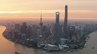 10月12日，上海两地列为中风险区，涉及宝山、金山