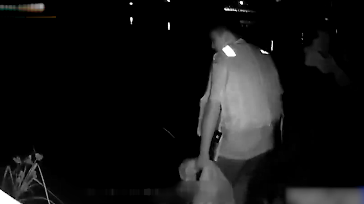 女子落水昏迷，民警用路邊橫幅當(dāng)救援繩跳水救起