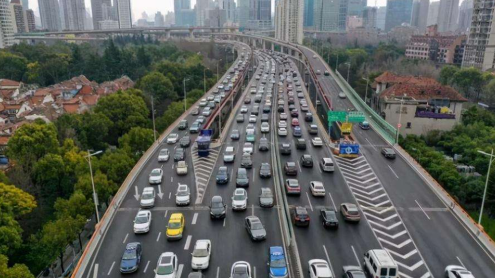 至去年底上海小客车总量约565万辆，道路堵、停车难如何破解？