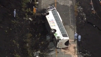 日本富士山观光巴士侧翻：已致1死35伤，司机被当场逮捕