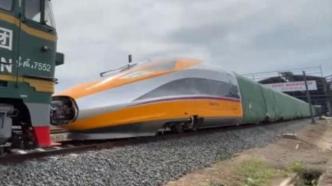中国出口的雅万高铁综合检测列车亮相印尼万隆