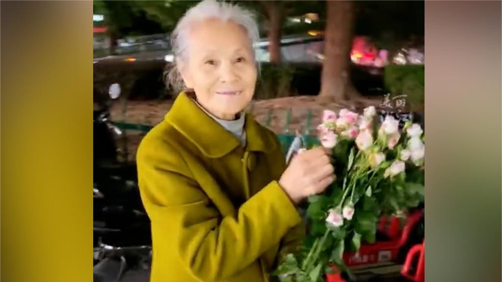 歲月不敗美人!浙江80歲奶奶街頭優(yōu)雅賣花