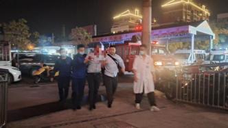 “消防车”秒变“救护车”：男子骑车摔伤，消防员紧急送医
