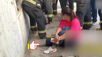 女子脚一崴踩进了石板缝，消防动用抢险车车载吊臂救援