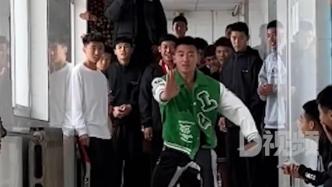 武校学生走廊上演“华山论剑”：咏春、太极轮番上阵