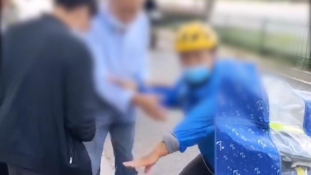 小伙捡到手机主动归还,被失主硬塞100元表示感谢_@所有人_澎湃新闻-The Paper
