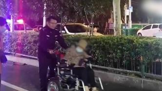 轮椅老人深夜在街头迷路，民警护送其回家