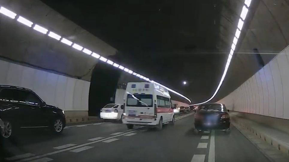 暖心幀丨早高峰時(shí)間，多輛私家車在隧道內(nèi)為救護(hù)車讓行