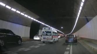 暖心帧丨早高峰时间，多辆私家车在隧道内为救护车让行