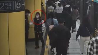 女孩在地铁站头晕拉住民警求助，民警拨打120还为她请假