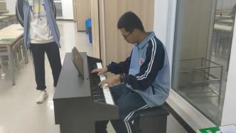 高一男生在食堂“沉浸式”弹奏钢琴曲，同学驻足欣赏