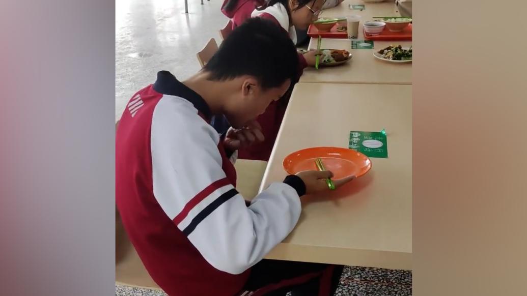 男生吃饭光盘还捡起掉落的米粒，老师：家庭教育养成的好习惯