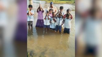 上学路有多难走？印度小学生涉水求学，站在河中请愿修路
