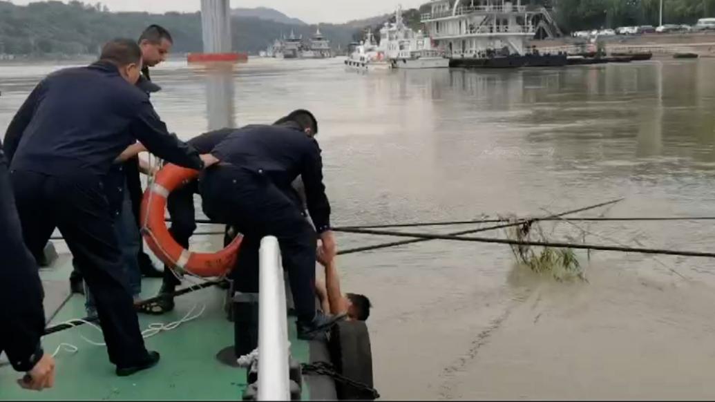 群众江中游泳遇险，民警发现后抛出救生绳