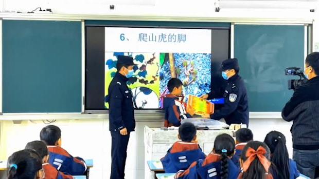 小学生捡到手机交到派出所，民警送奖上门表扬