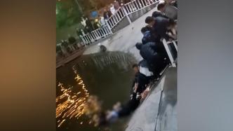 邯郸一男童落水多人跳水施救，岸上群众结人梯拉起