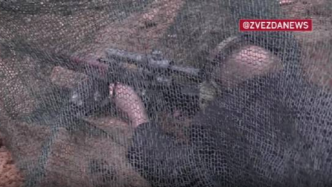 俄媒：普京赴動員預備役士兵訓練場視察，現場試射狙擊步槍