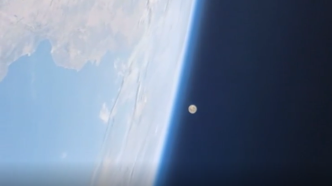 神十四航天员在中国空间站拍到月亮“羞答答溜走”
