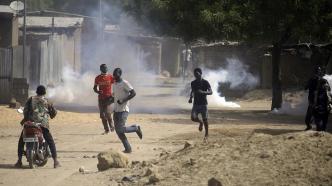 乍得过渡期政府宣布延期两年举行选举，首都爆发抗议活动