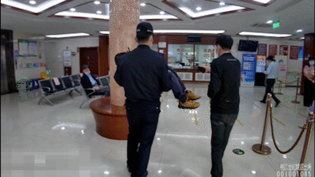 杭州8歲男童腳踝骨折在街邊大哭，警車緊急送醫(yī)