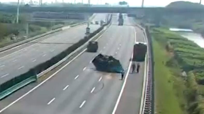 暖心幀丨滿載飼料的貨車在高速上側(cè)翻，兩名過路司機(jī)停車救人