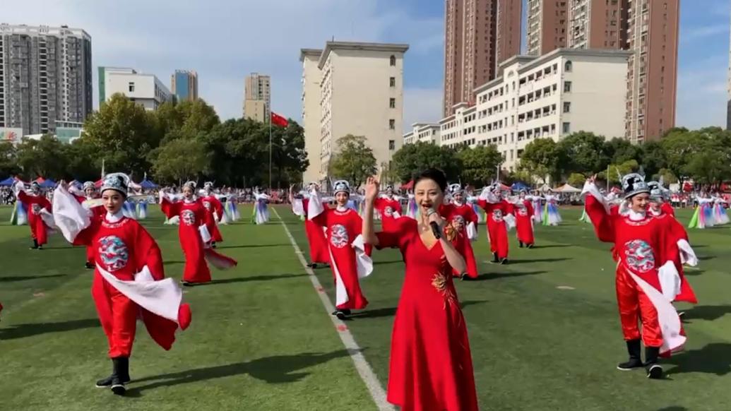 高校运动会开幕式，师生穿戏服表演黄梅戏《女驸马》