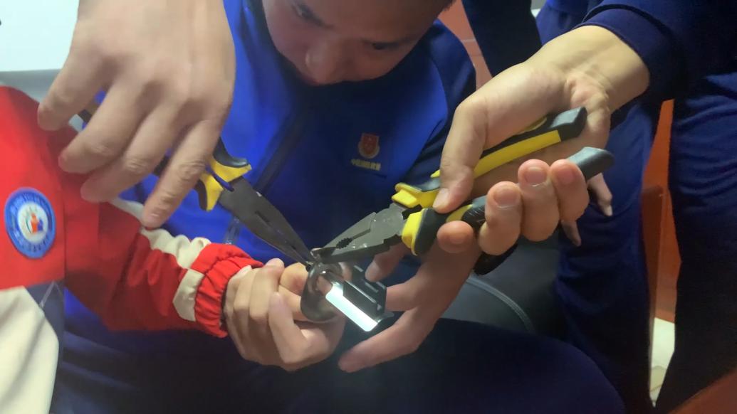 幼童手指卡進鐵片,家長救援造成二次傷害后上門求助消防