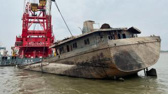 长江中游历史沉船“二航9566”今天顺利打捞出水