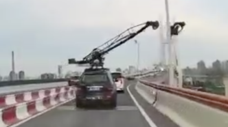 上海南浦大桥今晨一车载摇臂撞上灯柱坠落，相关部门正在调查
