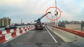 摄像车摇臂撞上南浦大桥灯杆，司机逃逸及妨碍驾驶安全被扣9分