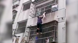 4岁女孩头卡防盗窗，警民“搭人梯”施救
