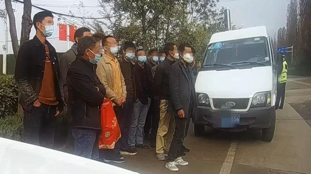 重罰！一輛面包車?yán)镅b了16人，非法改裝后攬客被查