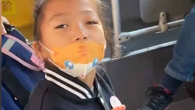“轮椅女孩”出行不便，杭州一公交为她改路线开进小区