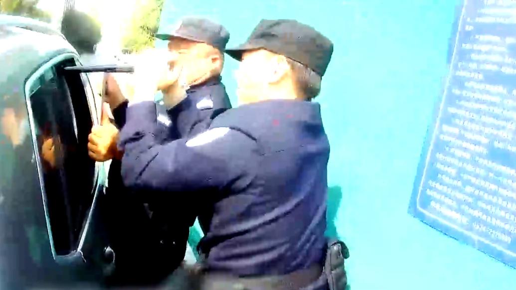 女子服藥輕生反鎖車門,民警果斷破窗救援