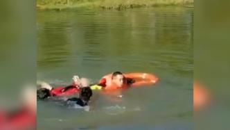 老人疑因低血糖不慎跌入湖中，民警跳入水中奋力救起