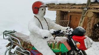 男子用雪堆出摩托车驾驶员：照着家中客人堆的，耗时半小时