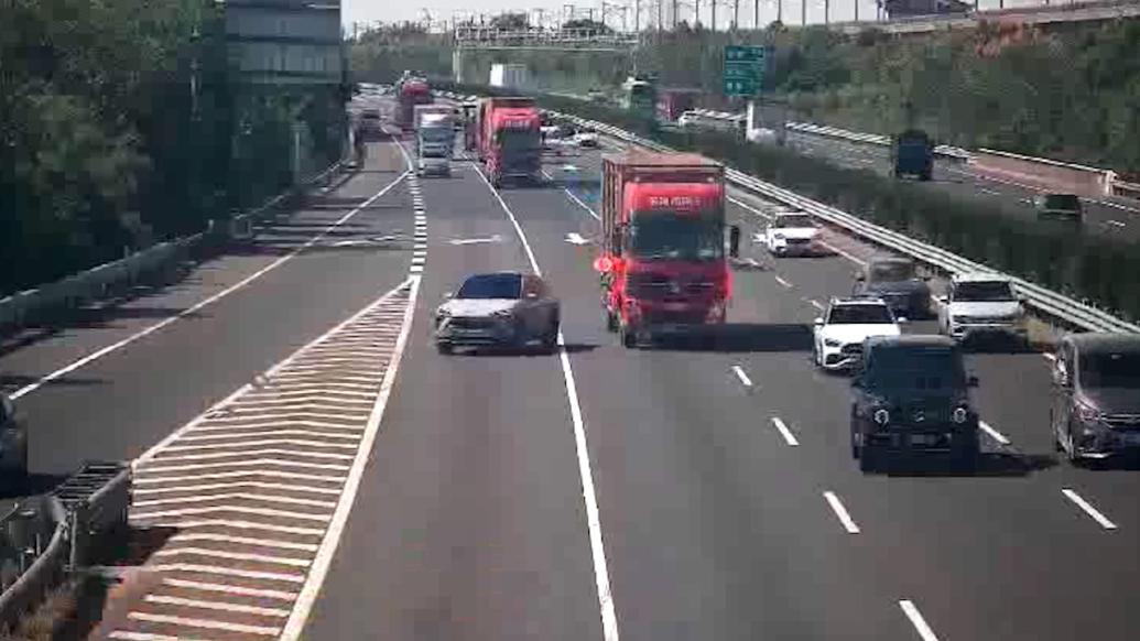 惊险！小轿车横跨高速3车道转出，重型货车险撞上
