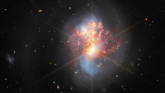 韦伯望远镜拍下距地球2.7亿光年外两星系碰撞新图像