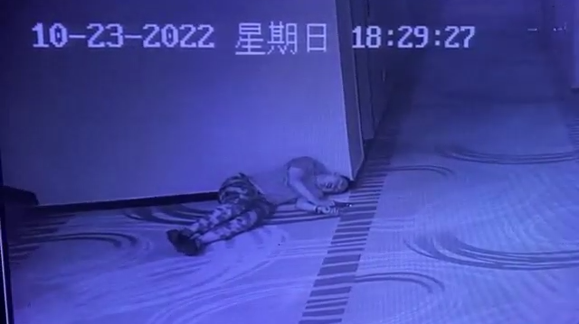救火回來(lái)的消防員在過(guò)道睡著,目擊者稱心疼
