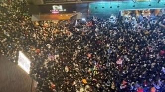 韩国踩踏事件幸存者回忆：人们手牵手哭喊“至少要活着出去”